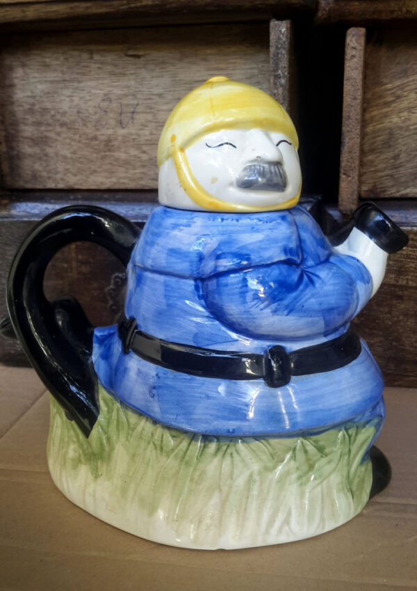Unieke keramieken drinkpot met Oosterse brandweerman – Unique ceramic drinking vessel with Oriental firefighter – 20th century