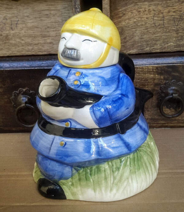 Unieke keramieken drinkpot met Oosterse brandweerman – Unique ceramic drinking vessel with Oriental firefighter – 20th century