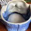 Vintage Delfts blauwe tabakspot met pijprokende visserskop – Vintage Delft Blue tobacco jar with smoking fisherman – 1950s