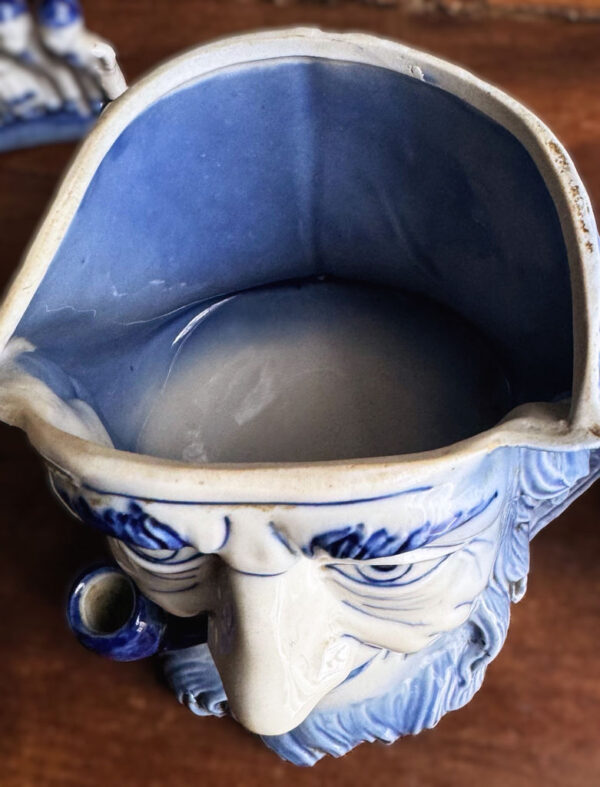 Vintage Delfts blauwe tabakspot met pijprokende visserskop – Vintage Delft Blue tobacco jar with smoking fisherman – 1950s