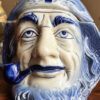 Vintage Delfts blauwe tabakspot met pijprokende visserskop – Vintage Delft Blue tobacco jar with smoking fisherman – 1950s