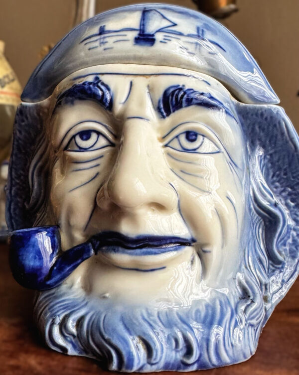Vintage Delfts blauwe tabakspot met pijprokende visserskop – Vintage Delft Blue tobacco jar with smoking fisherman – 1950s