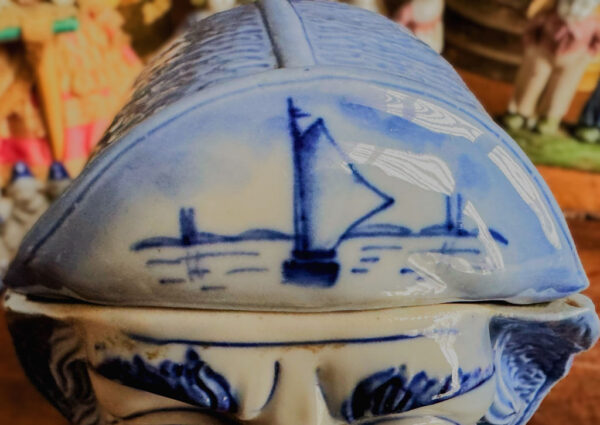 Vintage Delfts blauwe tabakspot met pijprokende visserskop – Vintage Delft Blue tobacco jar with smoking fisherman – 1950s