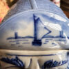 Vintage Delfts blauwe tabakspot met pijprokende visserskop – Vintage Delft Blue tobacco jar with smoking fisherman – 1950s