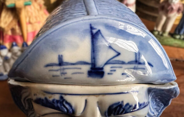 Vintage Delfts blauwe tabakspot met pijprokende visserskop – Vintage Delft Blue tobacco jar with smoking fisherman – 1950s