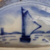 Vintage Delfts blauwe tabakspot met pijprokende visserskop – Vintage Delft Blue tobacco jar with smoking fisherman – 1950s