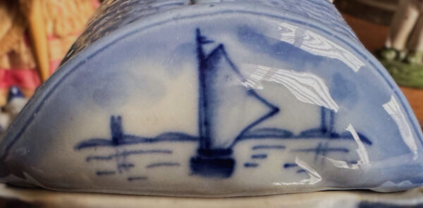 Vintage Delfts blauwe tabakspot met pijprokende visserskop – Vintage Delft Blue tobacco jar with smoking fisherman – 1950s