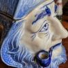 Vintage Delfts blauwe tabakspot met pijprokende visserskop – Vintage Delft Blue tobacco jar with smoking fisherman – 1950s