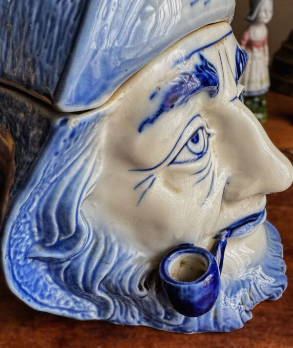 Vintage Delfts blauwe tabakspot met pijprokende visserskop – Vintage Delft Blue tobacco jar with smoking fisherman – 1950s