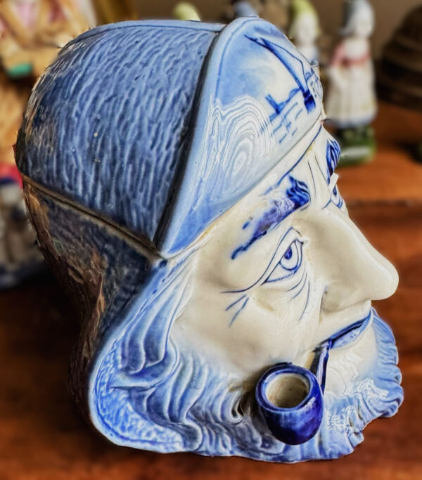 Vintage Delfts blauwe tabakspot met pijprokende visserskop – Vintage Delft Blue tobacco jar with smoking fisherman – 1950s