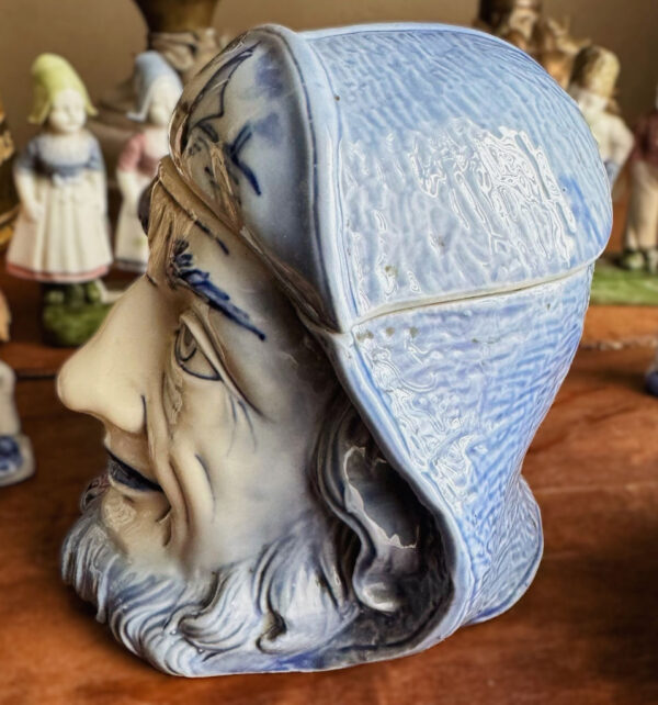 Vintage Delfts blauwe tabakspot met pijprokende visserskop – Vintage Delft Blue tobacco jar with smoking fisherman – 1950s