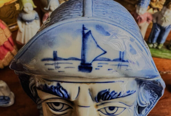 Vintage Delfts blauwe tabakspot met pijprokende visserskop – Vintage Delft Blue tobacco jar with smoking fisherman – 1950s