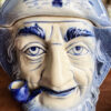 Vintage Delfts blauwe tabakspot met pijprokende visserskop – Vintage Delft Blue tobacco jar with smoking fisherman – 1950s