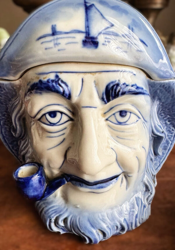 Vintage Delfts blauwe tabakspot met pijprokende visserskop – Vintage Delft Blue tobacco jar with smoking fisherman – 1950s