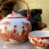 Vintage Japanse Hand geschilderde Geisha vrouwen theepot met tas sfeer Japanse porseleinen theepot met tas – Geisha’s in tuin en rivierdecor, Arita Dai Nippon | Japanese porcelain teapot & cup – Geishas garden & river scene, Arita Dai Nippon, c.1920–1940