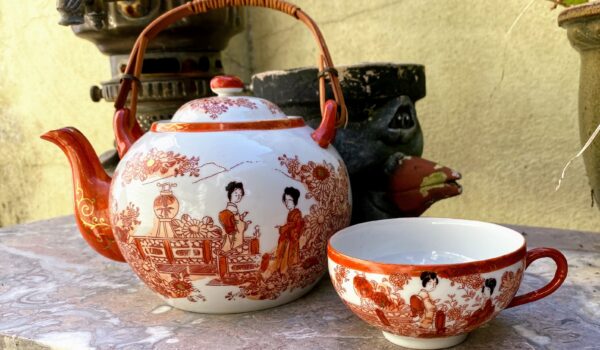 Vintage Japanse Hand geschilderde Geisha vrouwen theepot met tas sfeer Japanse porseleinen theepot met tas – Geisha’s in tuin en rivierdecor, Arita Dai Nippon | Japanese porcelain teapot & cup – Geishas garden & river scene, Arita Dai Nippon, c.1920–1940