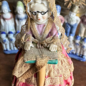 Vintage porcelain lace-making grandmother – ca. 1950 (1) Vintage porseleinen kantklossende grootmoeder – Vintage porcelain lace-making grandmother – ca. 1950