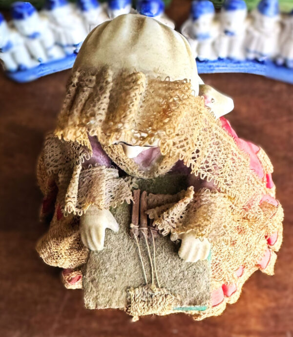 Vintage porseleinen kantklossende grootmoeder – Vintage porcelain lace-making grandmother – ca. 1950