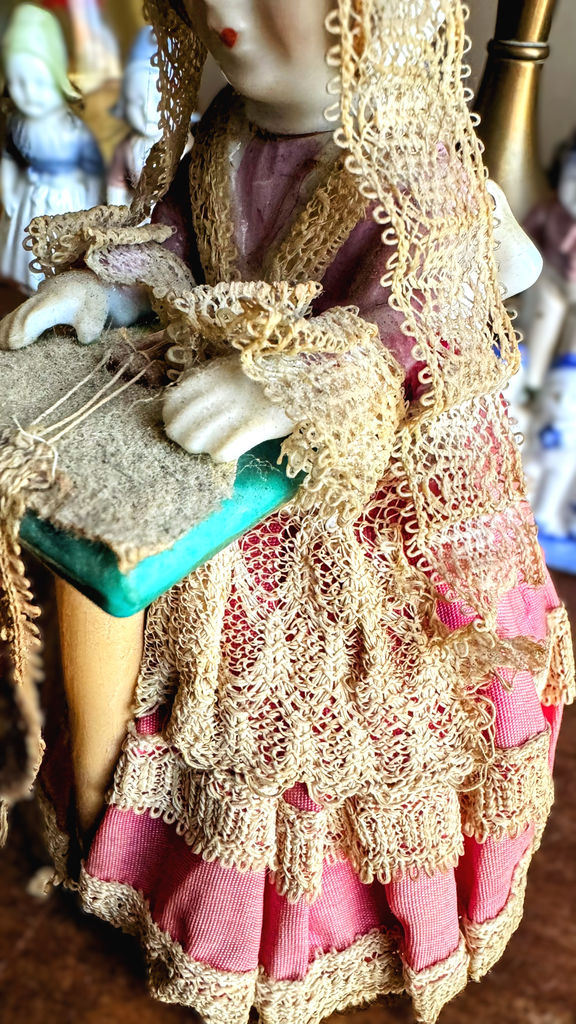 Vintage porseleinen kantklossende grootmoeder – Vintage porcelain lace-making grandmother – ca. 1950