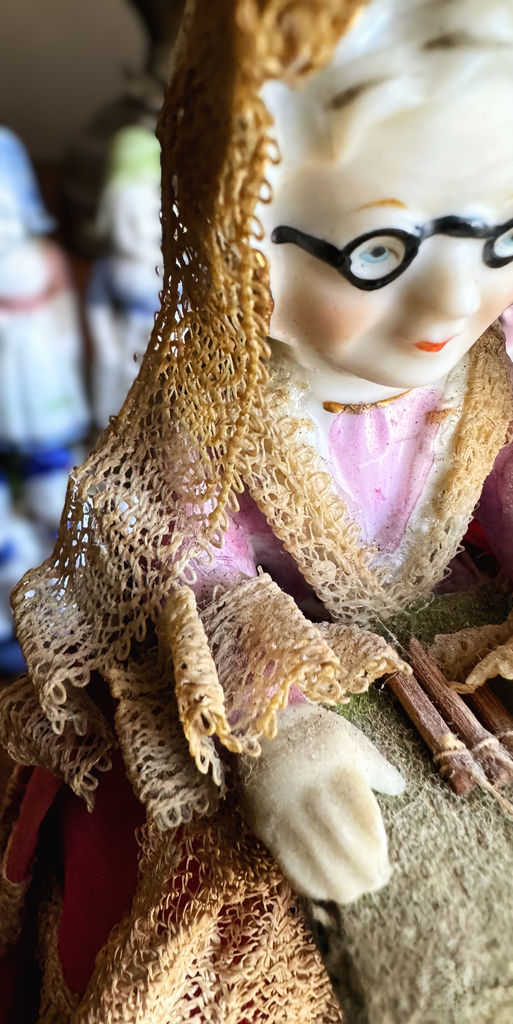 Vintage porseleinen kantklossende grootmoeder – Vintage porcelain lace-making grandmother – ca. 1950