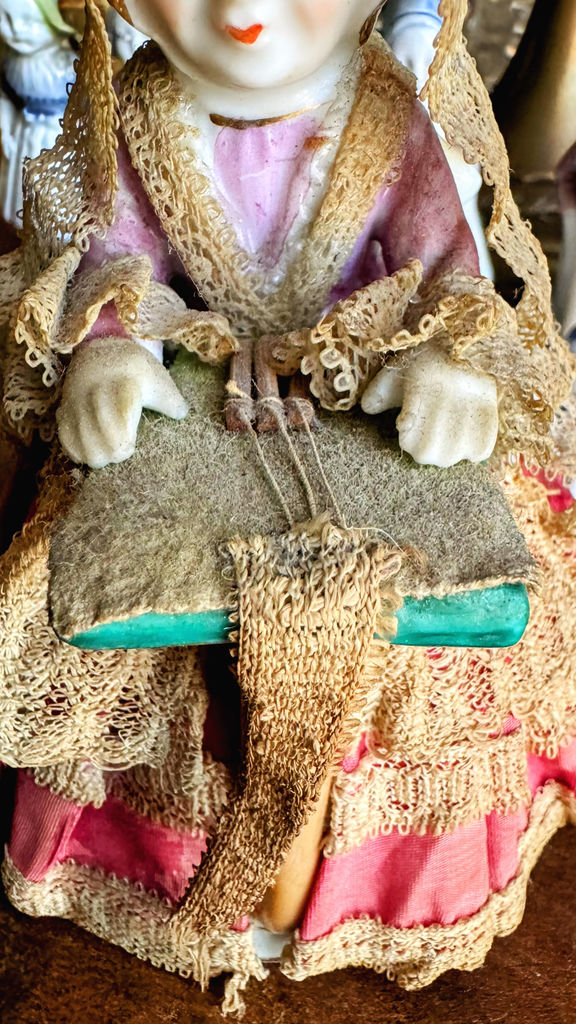 Vintage porseleinen kantklossende grootmoeder – Vintage porcelain lace-making grandmother – ca. 1950