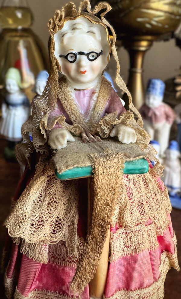 Vintage porseleinen kantklossende grootmoeder – Vintage porcelain lace-making grandmother – ca. 1950