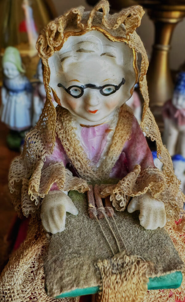 Vintage porseleinen kantklossende grootmoeder – Vintage porcelain lace-making grandmother – ca. 1950