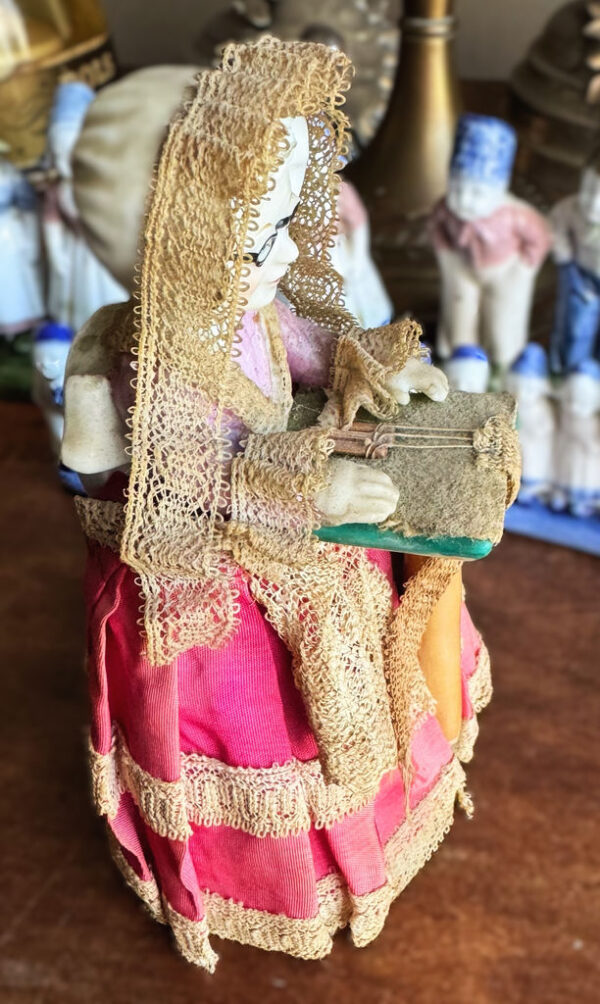 Vintage porseleinen kantklossende grootmoeder – Vintage porcelain lace-making grandmother – ca. 1950