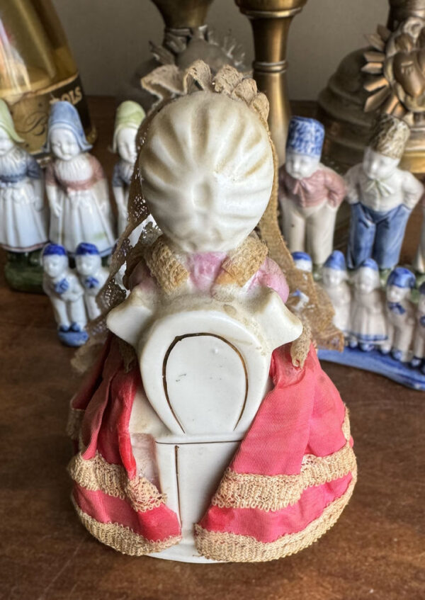 Vintage porseleinen kantklossende grootmoeder – Vintage porcelain lace-making grandmother – ca. 1950