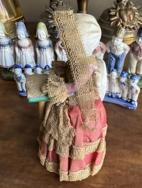 Vintage porseleinen kantklossende grootmoeder – Vintage porcelain lace-making grandmother – ca. 1950