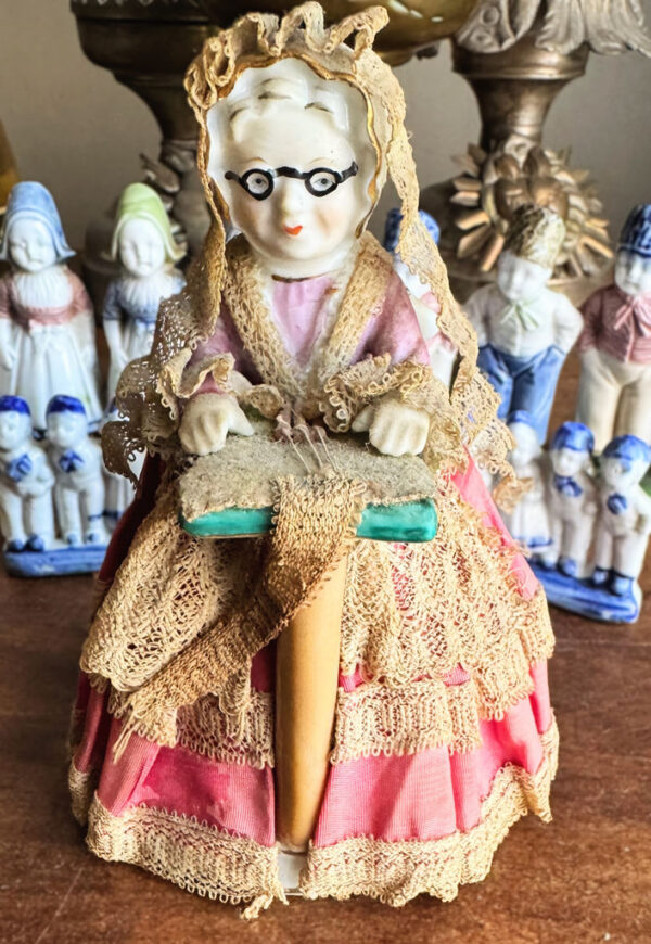 Vintage porseleinen kantklossende grootmoeder – Vintage porcelain lace-making grandmother – ca. 1950