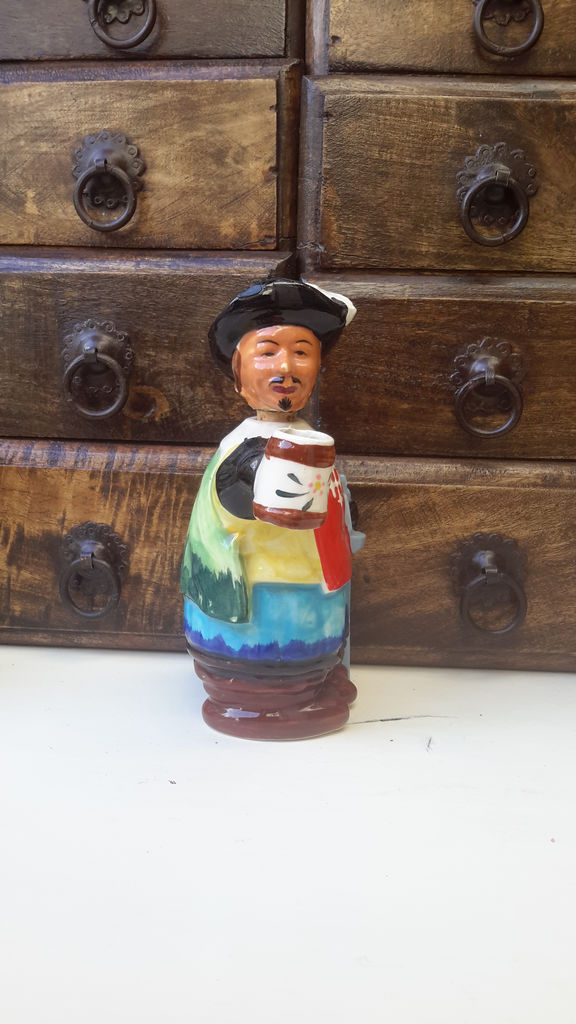 Vintage porcelain musketeer decanters – 1950s (10) Vintage porseleinen musketier decanters – Vintage porcelain musketeer decanters – 1950s