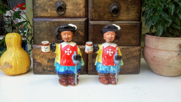 Vintage porcelain musketeer decanters – 1950s (5) Vintage porseleinen musketier decanters – Vintage porcelain musketeer decanters – 1950s
