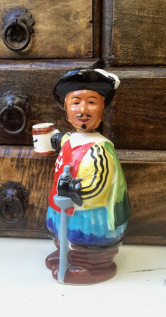 Vintage porcelain musketeer decanters – 1950s (9) Vintage porseleinen musketier decanters – Vintage porcelain musketeer decanters – 1950s