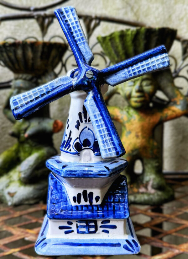 Vintage windmolen in Delfts blauw en wit keramiek, handgeschilderd in Holland (1)_resultaat Vintage Delfts blauwe windmolen met beweegbare wieken – Vintage Delft Blue windmill with movable sails – 1950s–1960s