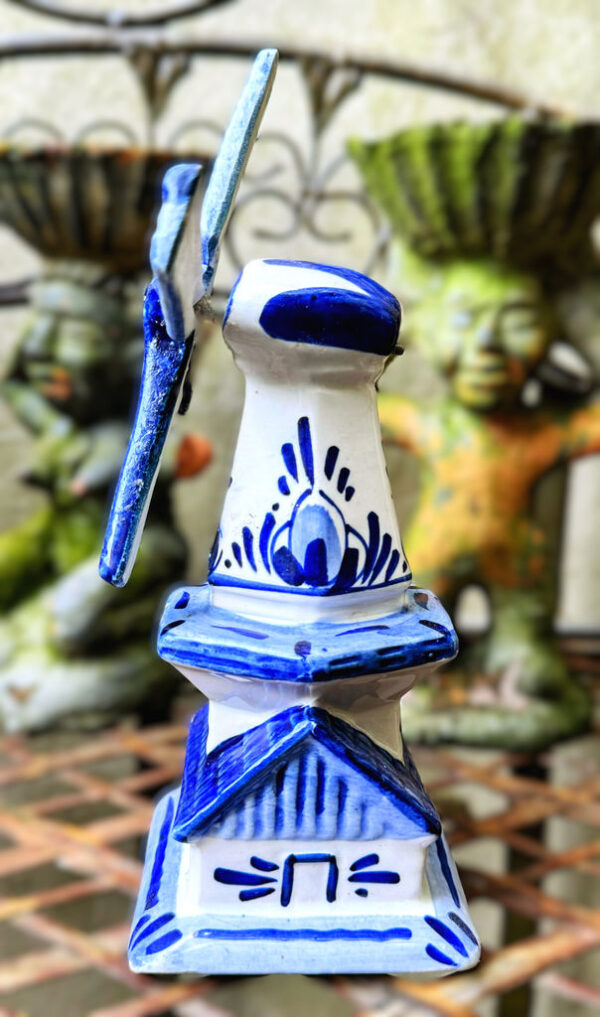 Vintage windmolen in Delfts blauw en wit keramiek, handgeschilderd in Holland (2)_resultaat Vintage Delfts blauwe windmolen met beweegbare wieken – Vintage Delft Blue windmill with movable sails – 1950s–1960s