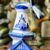 Vintage windmolen in Delfts blauw en wit keramiek, handgeschilderd in Holland (4)_resultaat Vintage Delfts blauwe windmolen met beweegbare wieken – Vintage Delft Blue windmill with movable sails – 1950s–1960s