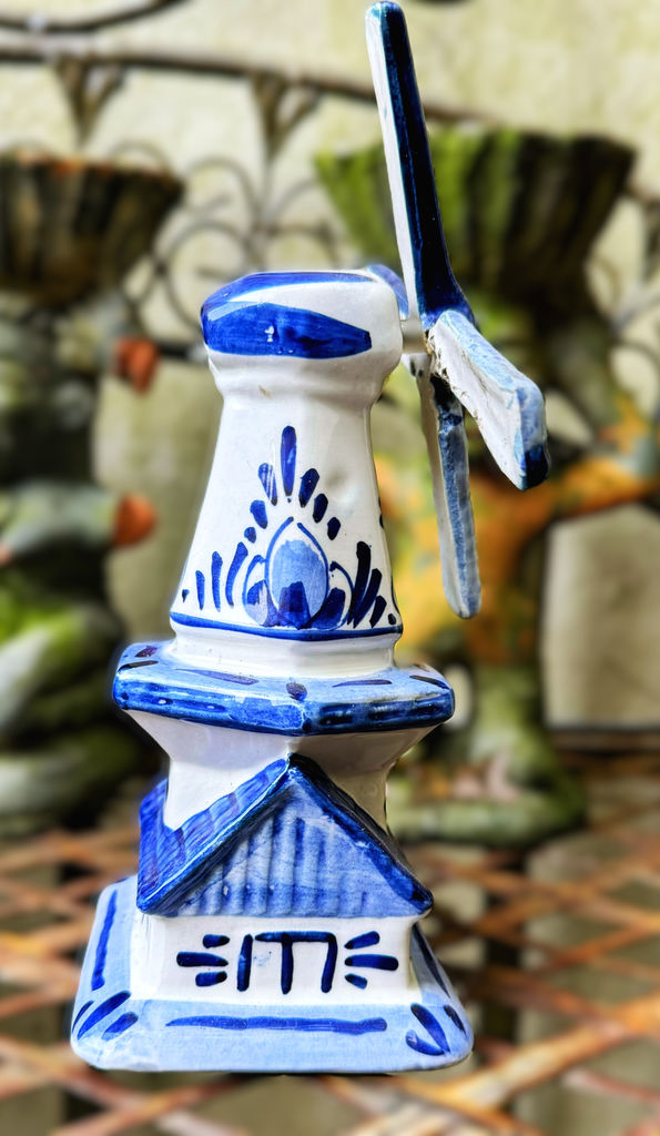 Vintage windmolen in Delfts blauw en wit keramiek, handgeschilderd in Holland (4)_resultaat Vintage Delfts blauwe windmolen met beweegbare wieken – Vintage Delft Blue windmill with movable sails – 1950s–1960s