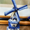 Vintage windmolen in Delfts blauw en wit keramiek, handgeschilderd in Holland (5)_resultaat Vintage Delfts blauwe windmolen met beweegbare wieken – Vintage Delft Blue windmill with movable sails – 1950s–1960s