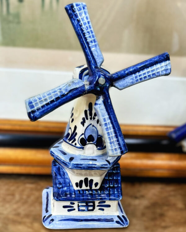 Vintage windmolen in Delfts blauw en wit keramiek, handgeschilderd in Holland (5)_resultaat Vintage Delfts blauwe windmolen met beweegbare wieken – Vintage Delft Blue windmill with movable sails – 1950s–1960s