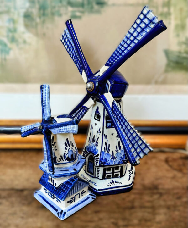 Vintage windmolen in Delfts blauw en wit keramiek, handgeschilderd in Holland (6)_resultaat Vintage Delfts blauwe windmolen met beweegbare wieken – Vintage Delft Blue windmill with movable sails – 1950s–1960s