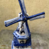 Vintage windmolen in Delfts blauw en wit keramiek, handgeschilderd in Holland (7)_resultaat Vintage Delfts blauwe windmolen met beweegbare wieken – Vintage Delft Blue windmill with movable sails – 1950s–1960s