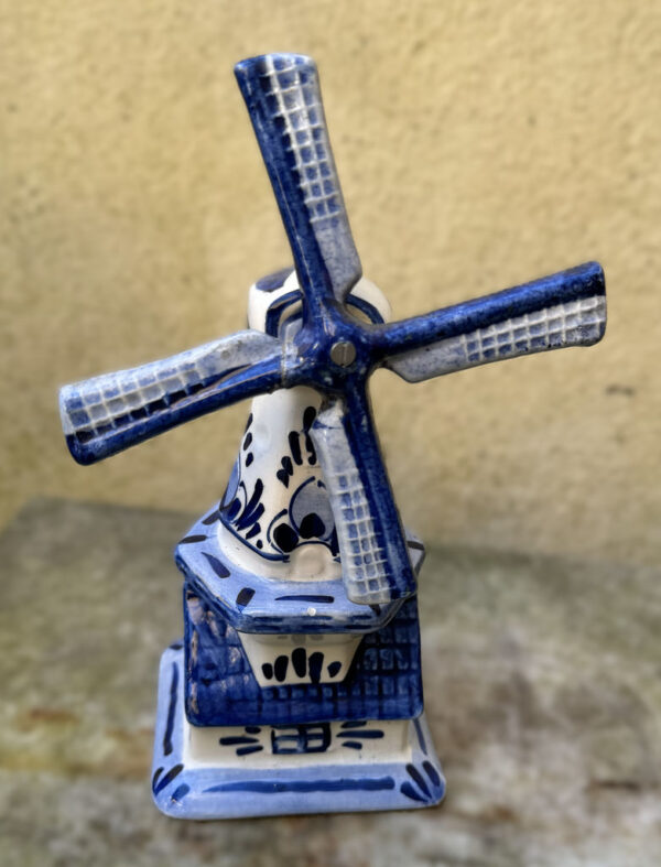 Vintage windmolen in Delfts blauw en wit keramiek, handgeschilderd in Holland (7)_resultaat Vintage Delfts blauwe windmolen met beweegbare wieken – Vintage Delft Blue windmill with movable sails – 1950s–1960s