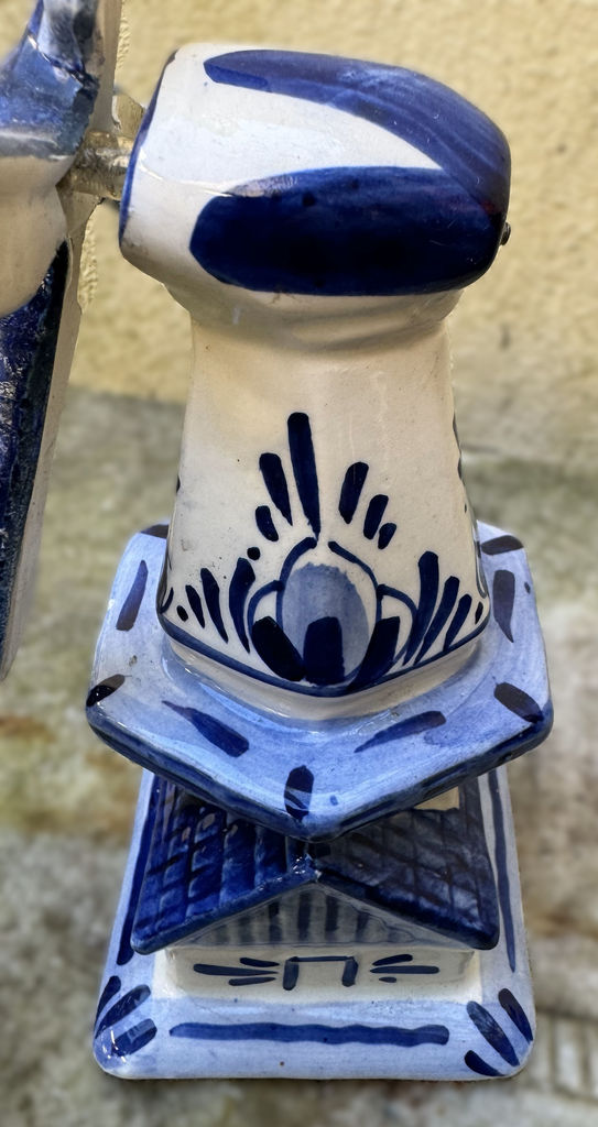 Vintage windmolen in Delfts blauw en wit keramiek, handgeschilderd in Holland (8)_resultaat Vintage Delfts blauwe windmolen met beweegbare wieken – Vintage Delft Blue windmill with movable sails – 1950s–1960s